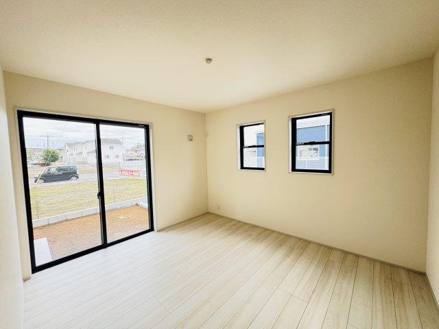 新築　児玉郡上里町七本木町第６　Livele Garden.S　6号棟の洋室|現地写真　日当たりと風通しの良い二面採光♪						
					
					
