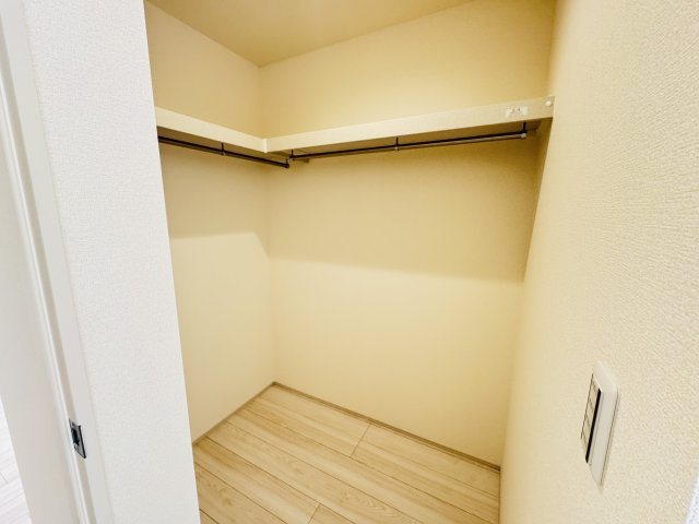 新築　児玉郡上里町七本木町第６　Livele Garden.S　6号棟の収納|現地写真　大型のウォークインクローゼットは収納ラクラク、お部屋スッキリ♪							
