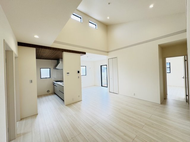 新築　児玉郡上里町七本木町第６　Livele Garden.S　6号棟の居間・リビング|現地写真　20帖の広々リビングはご家族みんなでゆったりくつろげます♪


