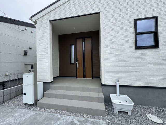 新築　児玉郡上里町七本木町第６　Livele Garden.S　6号棟の玄関|現地写真　ポストと一体型のTVモニターホンでセキュリティ安心！
