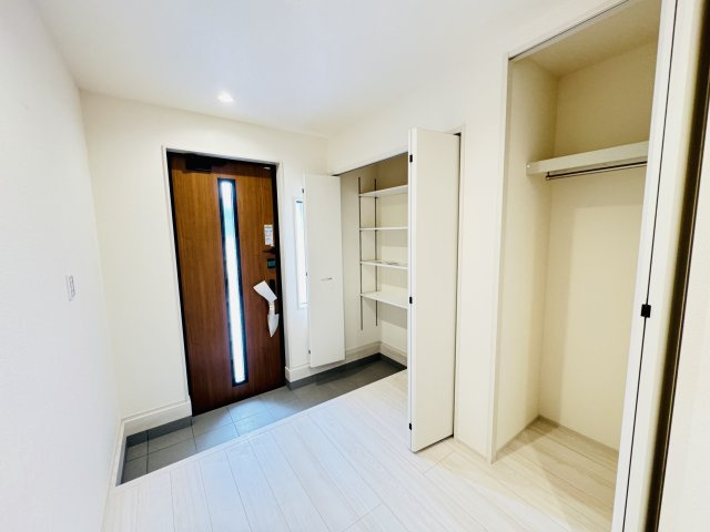 新築　児玉郡上里町七本木町第６　Livele Garden.S　6号棟の玄関|現地写真　約３０足収納できる下駄箱は中で段の高さを調節できるのでブーツ等もきっちりしまえます！
						
