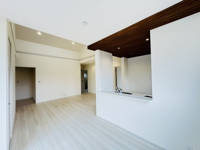 新築　児玉郡上里町七本木町第６　Livele Garden.S　6号棟の居間・リビング|現地写真　家族の会話が弾む対面キッチン。お子様の様子も確認できて安心ですね。
