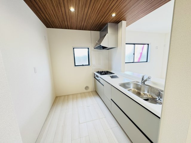 新築　児玉郡上里町七本木町第６　Livele Garden.S　6号棟のキッチン|現地写真　間口2550ｍｍで作業スペースも広々！換気扇も汚れが付きにくくお掃除がし易い設計です。
