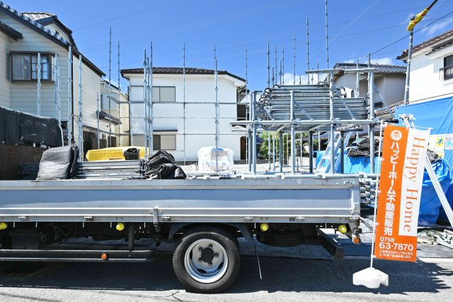 宝塚市安倉北1丁目新築一戸建て│5LDK+駐車2台可(車種制限有)の外観|敷地面積は広々約34坪、間口も約9.4ｍの広さです。「部屋数が欲しい」を叶える、広々5LDK新築戸建が登場致しました。ウォークインクローゼットが2か所設けられているので、荷物が増えても安心！