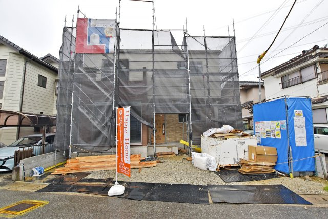 宝塚市安倉北1丁目新築一戸建て│5LDK+駐車2台可(車種制限有)の外観|敷地面積は広々約34坪、間口も約9.4ｍの広さです。「部屋数が欲しい」を叶える、広々5LDK新築戸建が登場致しました。ウォークインクローゼットが2か所設けられているので、荷物が増えても安心！