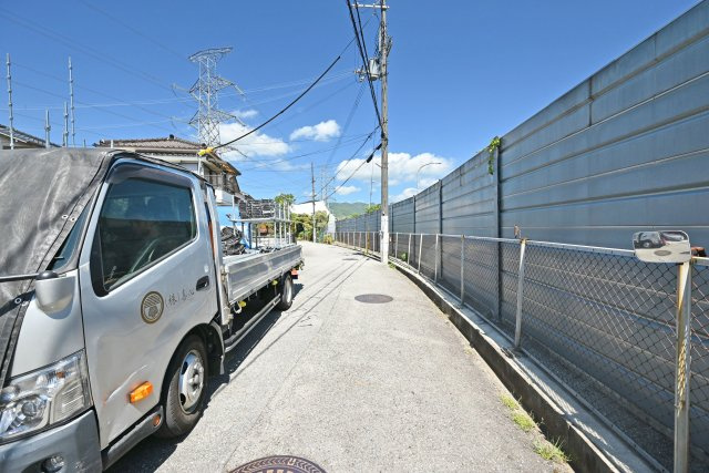 宝塚市安倉北1丁目新築一戸建て│5LDK+駐車2台可(車種制限有)の前面道路含む現地写真|交通量も少なく、小さなお子様からご年配の方まで安心してお住まいいただけます。