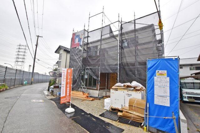 宝塚市安倉北1丁目新築一戸建て│5LDK+駐車2台可(車種制限有)の外観|外観の輪郭が見え、完成後の住まいをイメージしやすくなってきました。工事が進む今だからこそ、現地を見ておきたいタイミング。宝塚市安倉北1丁目で新築をお探しの方は、ぜひ完成前からご検討ください。