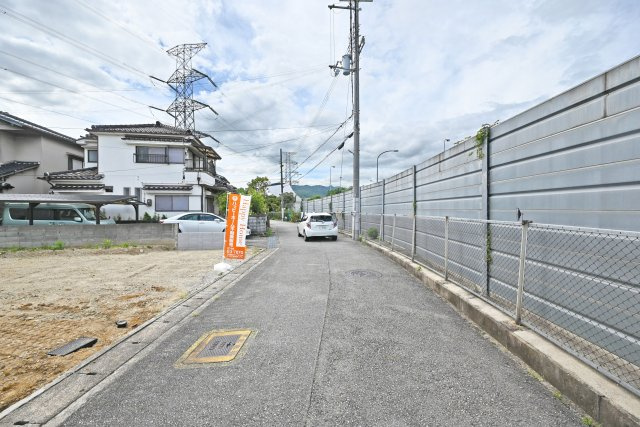 宝塚市安倉北1丁目新築一戸建て│5LDK+駐車2台可(車種制限有)の前面道路含む現地写真|も少なく、小さなお子様からご年配の方まで安心してお住まいいただけます。