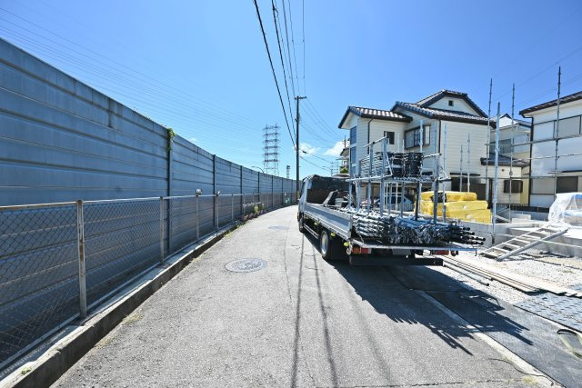 宝塚市安倉北1丁目新築一戸建て│5LDK+駐車2台可(車種制限有)の前面道路含む現地写真|前面道路は東側に約4.9ｍ幅です。車通りが少なく、駐車の際も安心です。