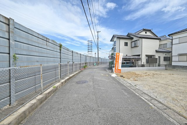 宝塚市安倉北1丁目新築一戸建て│5LDK+駐車2台可(車種制限有)の前面道路含む現地写真|前面道路は東側に約4.9ｍ幅です。車通りが少なく、駐車の際も安心です。