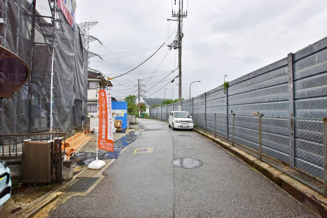 宝塚市安倉北1丁目新築一戸建て│5LDK+駐車2台可(車種制限有)の前面道路含む現地写真|前面道路は東側に約4.9ｍ幅です。車通りが少なく、駐車の際も安心です。