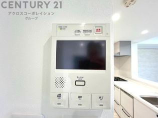 訪問者が来たときにテレビ画面で確認できるため、安心してドアを開けられます。録画機能があるものもあり、留守中に来訪者を記録しておくことができます。利便性が高く、セキュリティ面でも安心です。
