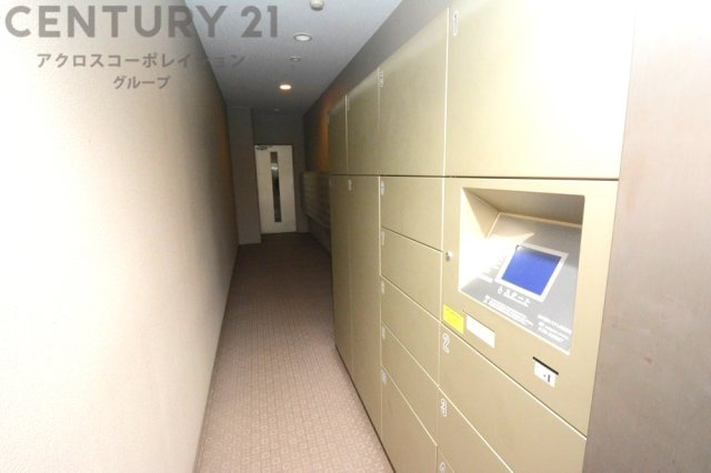 宅配ボックスは荷物の受け取りや配達が便利で安全です。不在時でも荷物が確保され、盗難や損傷のリスクが減少。受け取り時間の柔軟性が向上。外出先からでも荷物の受け取りや預けが可能となります。
