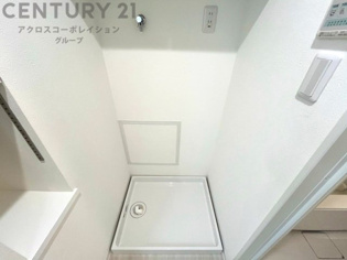 洗濯物の仕分け作業がしやすく、整理整頓が容易になります。洗濯音や湿気を他の部屋に持ち込まず、生活環境を快適に保ちます。上部を活用すれば収納スペースを確保でき洗剤や洗濯用品の整理もしやすくなります。