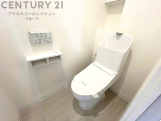 温水洗浄便座付トイレは温水洗浄機能により、暖かい水でおしりを洗浄することができ、冷たい水を使う従来の便座に比べ、温水洗浄機能で暖かいトイレを提供し、快適な使用を可能にします。