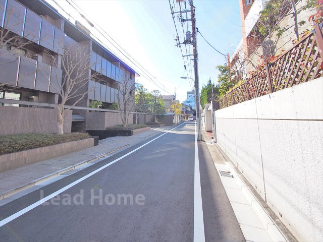 【その他】 | ザ・パークハウス池田山 | 見通しが良く綺麗に舗装された平坦な前面道路です！車通りも落ち着いていて安全に行き来できますね♪