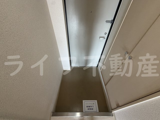八戸ノ里HIROビルの玄関