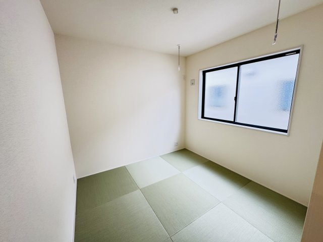新築　児玉郡上里町七本木町第６　Livele Garden.S　6号棟の和室|現地写真　リビング隣の和室はお子様の遊び部屋としてもちょうどいいですね♪							
					

