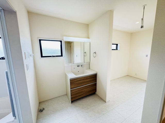 新築　児玉郡上里町七本木町第６　Livele Garden.S　6号棟の独立洗面台|現地写真　シャワー付きの洗面台は忙しい朝でも身支度を整えるのにとても便利◎							
