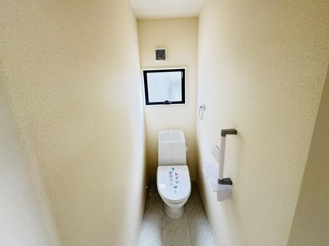 新築　児玉郡上里町七本木町第６　Livele Garden.S　6号棟のトイレ|現地写真　節水タイプのウォシュレット付きトイレ、水道料節約に一役買います！
