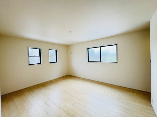新築　児玉郡上里町七本木町第６　Livele Garden.S　6号棟の洋室|現地写真　日当たりと風通しの良い二面採光♪						
					
					
