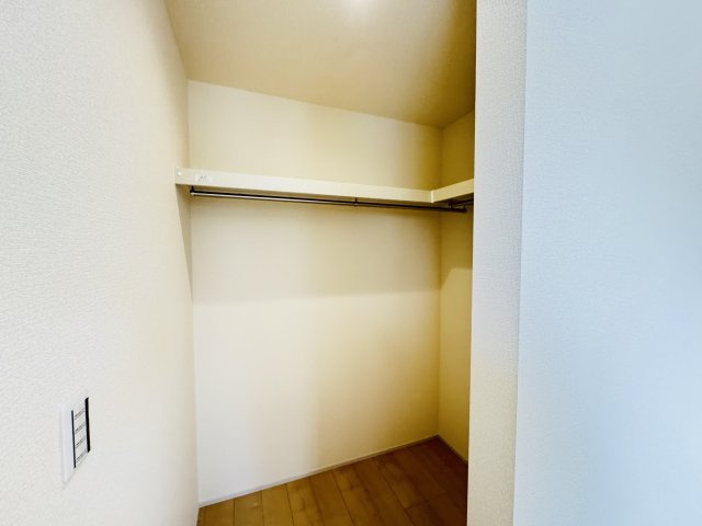 新築　児玉郡上里町七本木町第６　Livele Garden.S　6号棟の収納|現地写真　大型のウォークインクローゼットは収納ラクラク、お部屋スッキリ♪							
