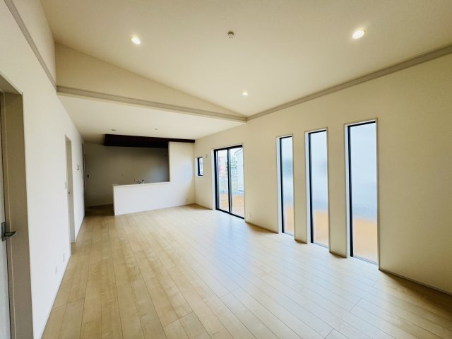 新築　児玉郡上里町七本木町第６　Livele Garden.S　6号棟の居間・リビング|現地写真　20帖の広々リビングはご家族みんなでゆったりくつろげます♪


