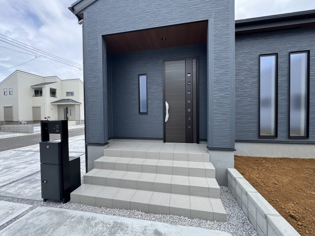 新築　児玉郡上里町七本木町第６　Livele Garden.S　6号棟の玄関|現地写真　ポストと一体型のTVモニターホンでセキュリティ安心！
