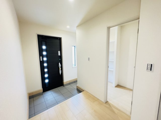 新築　児玉郡上里町七本木町第６　Livele Garden.S　6号棟の玄関|現地写真　約３０足収納できる下駄箱は中で段の高さを調節できるのでブーツ等もきっちりしまえます！
						
