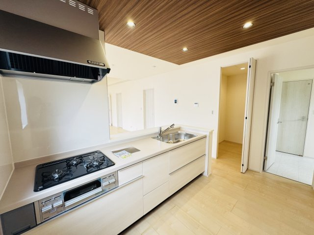 新築　児玉郡上里町七本木町第６　Livele Garden.S　6号棟のキッチン|現地写真　間口2550ｍｍで作業スペースも広々！換気扇も汚れが付きにくくお掃除がし易い設計です。
