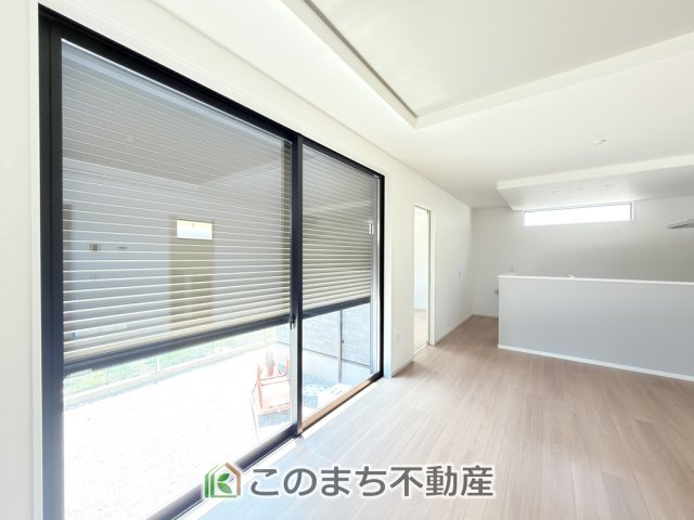 リガーレ宇都宮市泉が丘3期の設備|1階掃出し窓はシャッター雨戸で防犯性アップ♪南向きのリビングは一日中太陽の光が射し込みます♪家族が集まる空間は、自然と笑顔が溢れます。
