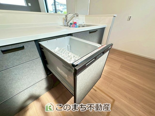 リガーレ宇都宮市泉が丘3期のキッチン|あったらいいなの代表的な設備である食洗機。ビルトイン型なので、おさまりもよく、使い勝手も良好です。料理をするのは好きだけど、後片付けは苦手な方に重宝します。洗う手間がないので、時間を有効に使えますね。