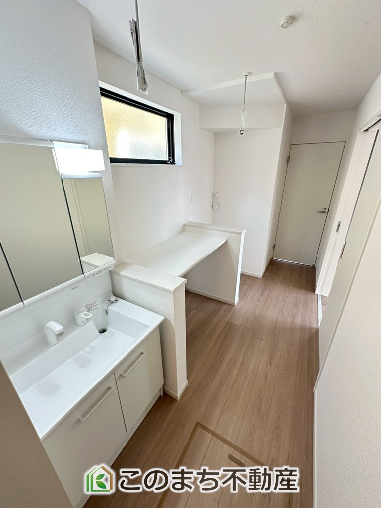 リガーレ宇都宮市泉が丘3期の脱衣所|（同社施工例）洗面脱衣所スペースには大きな収納棚が標準仕様。バスタオルや小物、洗剤等の収納に重宝します。