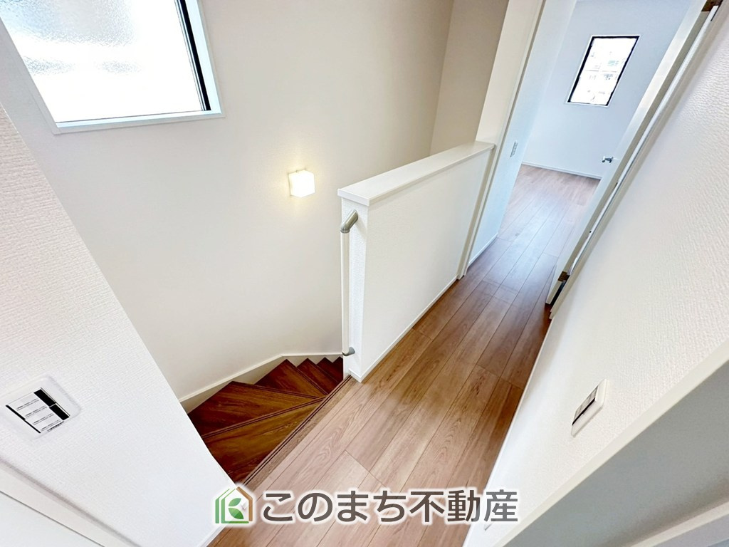リガーレ宇都宮市泉が丘3期の内装|階段スペースは大きな窓もあり、明るく安全に上り下りできます。