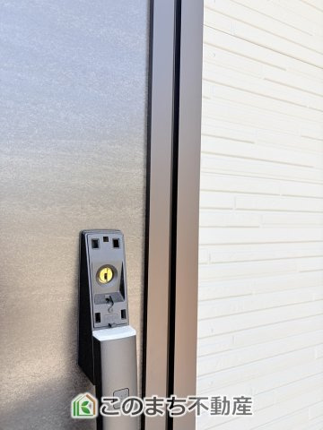 リガーレ宇都宮市泉が丘3期の玄関|玄関キーは上下２箇所のダブルロックキーと防犯性の高い電池錠で安全に配慮してます。