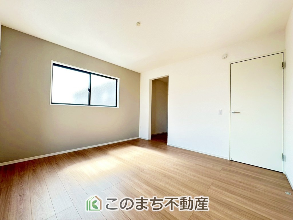 リガーレ宇都宮市泉が丘3期の洋室|日当たりが良く明るい洋室です。クローゼット付きで家具の配置がしやすく居心地の良いプライベート空間を演出します。