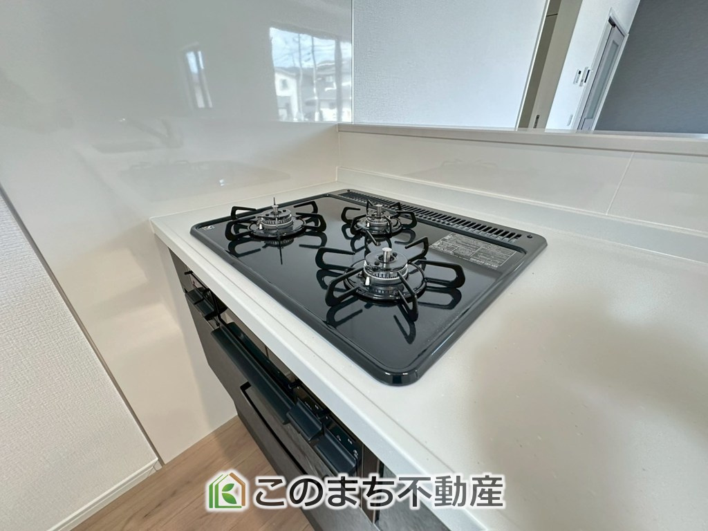 リガーレ宇都宮市泉が丘3期のキッチン|三ツ口コンロ採用で、同時調理もスムーズ◎！お料理を並べられるカウンター付きで、配膳・片付けをサポート！リビングで過ごすご家族とコミュニケーションを楽しみながら作業可能です♪