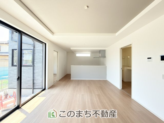 リガーレ宇都宮市泉が丘3期の居間・リビング|開放感のある広々としたリビング☆家族みんなでゆったりくつろげます♪
南側から暖かな日差しが差し込みます♪キッチンからリビングの様子がよく見渡せます☆