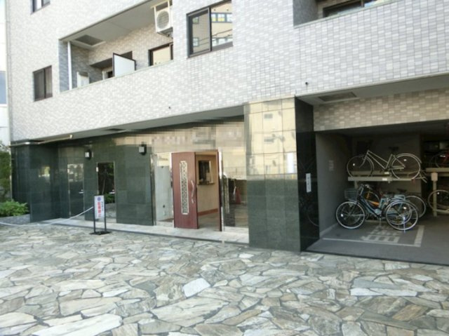 国分寺市南町３丁目の賃貸マンションのエントランス