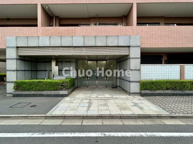 コスモ西大島ロイヤルフォルムのエントランス|【エントランス】マンションのエントランスは、その物件の印象を決める、顔とも言える場所です。毎日通る場所ですからきれいなのが一番です。
