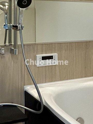 コスモ西大島ロイヤルフォルムの発電・温水設備|【給湯リモコン】外での一日を忘れさせてくれるオートバス機能でお好みの湯量・温度に調整された浴槽。