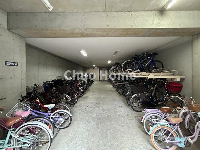 コスモ西大島ロイヤルフォルムの駐輪場|【自転車置き場】最新の空き状況や費用などの詳細は担当スタッフまでお問い合わせください。