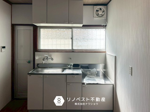東大阪市中石切町5丁目のキッチン|吊り戸棚収納付きのキッチン♪
単身様にはちょうどいいコンパクトサイズです◎