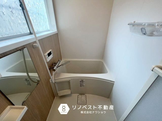 東大阪市中石切町5丁目の浴室|追い焚き機能付きの浴室♪
大きな窓が付いており、開放感がございます◎