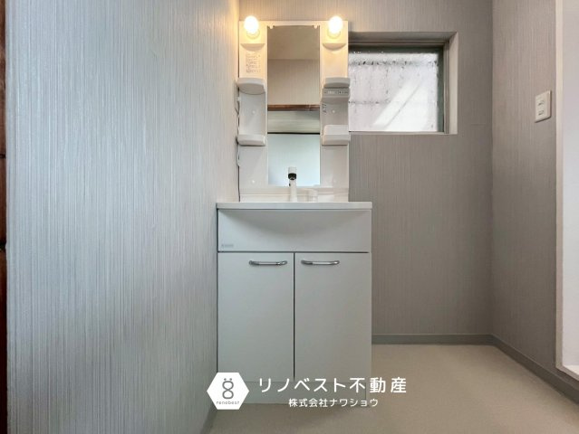 東大阪市中石切町5丁目の独立洗面台|独立洗面台完備◎
DK横に位置しているので、朝の身支度もスムーズです♪