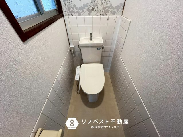 東大阪市中石切町5丁目のトイレ|温水洗浄機能付きトイレ♪
小窓付きなので臭いがこもりません◎