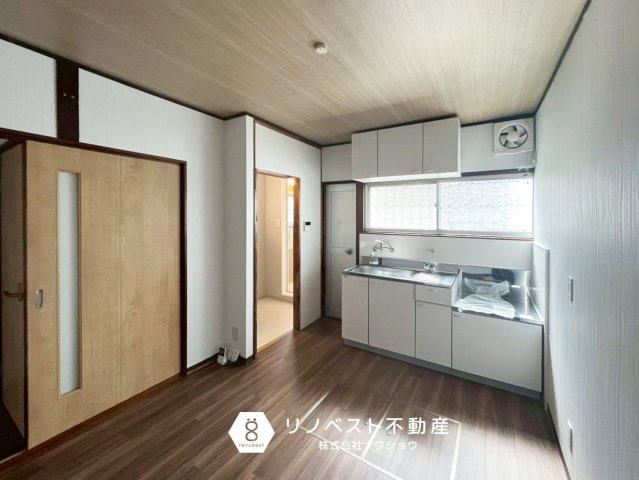 東大阪市中石切町5丁目のキッチン|1階ダイニングキッチン♪
キッチン小窓からは、明るい太陽光が差し込みます◎