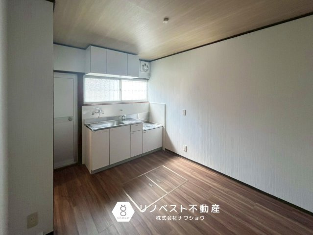東大阪市中石切町5丁目のキッチン|コンパクトな空間なので、家族間の会話も増えそうですね♪
水回りも集結しており家事動線もスムーズ◎