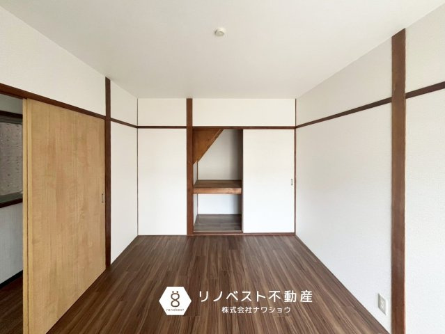東大阪市中石切町5丁目の洋室|約6帖の1階洋室♪
突き当りには大容量の押入れ完備◎