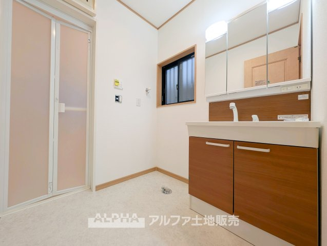 国分寺市新町１丁目の中古一戸建の独立洗面台|【Powder room】
◆独立洗面台◆身支度がはかどる独立洗面台を採用。鏡まわりや下部収納を活用することで、日用品を整理しやすく清潔感のある空間を保てます。